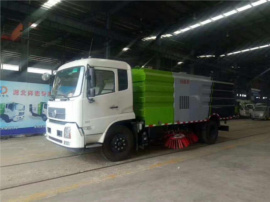 云南丽江市大型扫路车